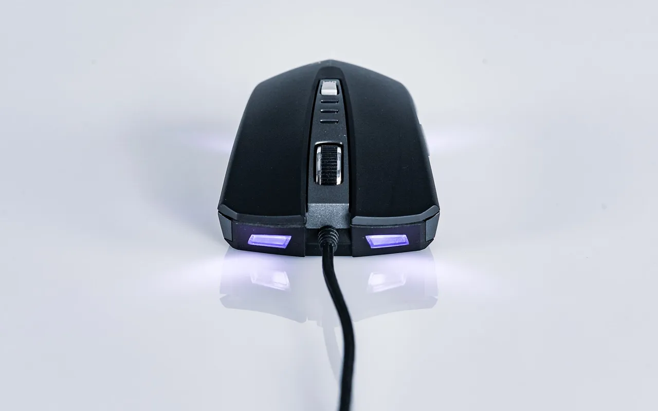 Souris gamer légère ergonomie gaming : la légèreté ne sacrifie pas le confort — DPI, capteur optique et performance réelle sur le tapis